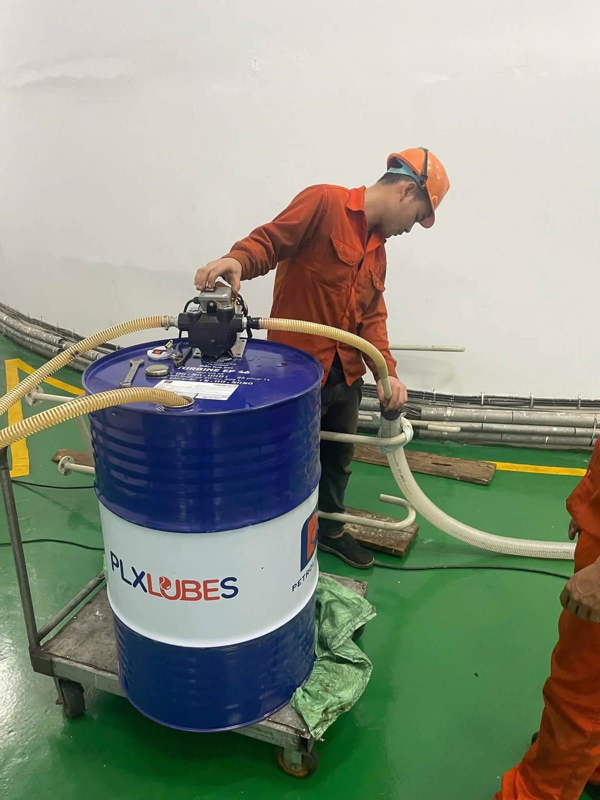 Kỹ thuật viên bơm dầu Turbine EP 46 vào hệ thống tua bin